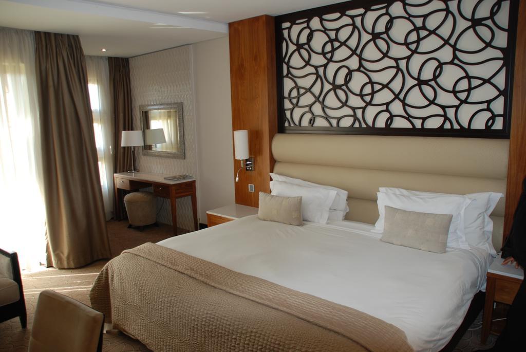 Royal Marang Hotel Phokeng 部屋 写真 A bedroom in the hotel
