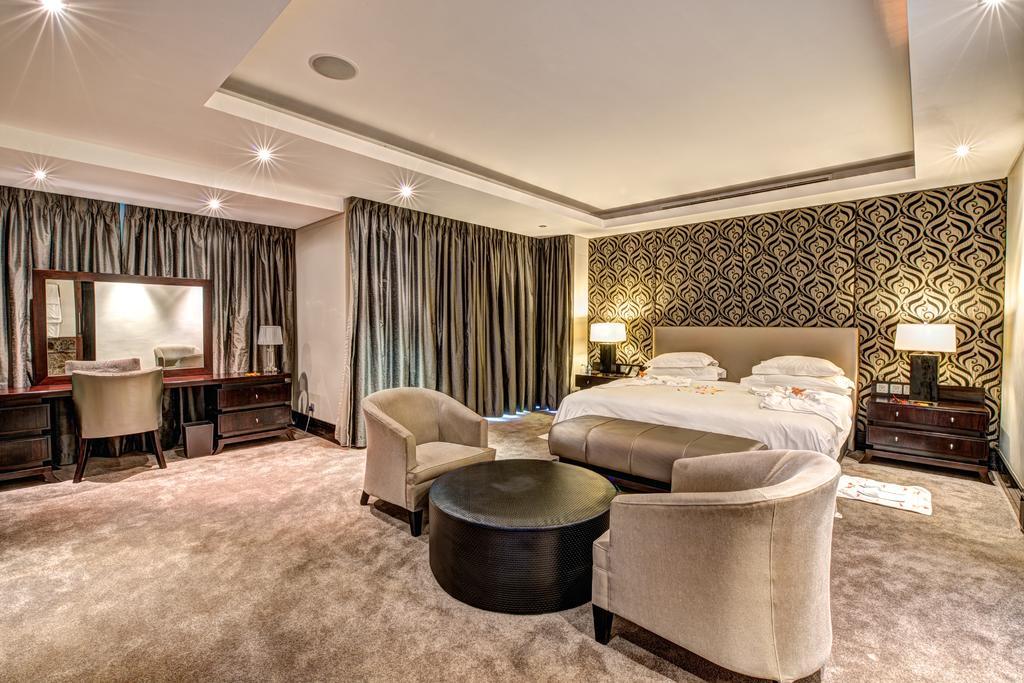Royal Marang Hotel Phokeng 部屋 写真 A bedroom at the Taj Mahal Palace