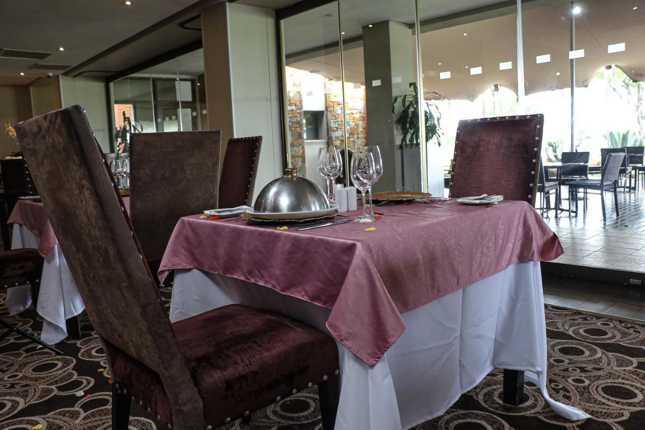 Royal Marang Hotel Phokeng エクステリア 写真 A restaurant in the hotel